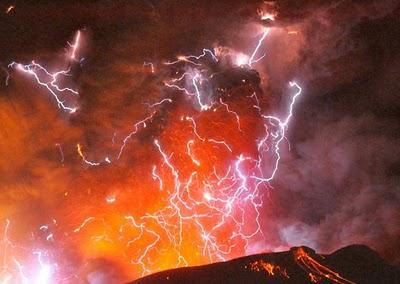 Erutta il vulcano Shinmoedake, del complesso vulcanico di Kirishima vulcano Shinmoedake