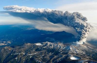 Erutta il vulcano Shinmoedake, del complesso vulcanico di Kirishima vulcano Kirishima