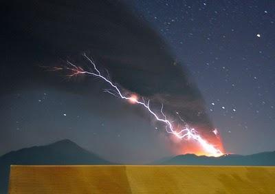 Erutta il vulcano Shinmoedake, del complesso vulcanico di Kirishima vulcano Shinmoedake