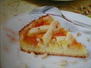 Crostata farcita con mascarpone e frutti rossi.