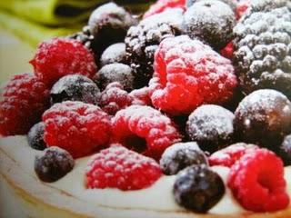 Crostata farcita con mascarpone e frutti rossi.