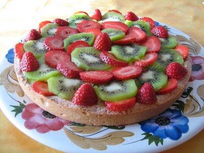 Crostata farcita con mascarpone e frutti rossi.