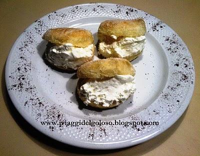 FOCACCINE  ZUCCHERATE  CON PANNA MONTATA