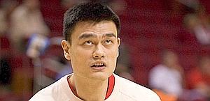 Yao Ming, 30 anni, solo 5 gare giocate quest'anno. Ansa