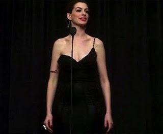 Notte degli Oscar: il vestito di Anne Hathaway scivola away ...