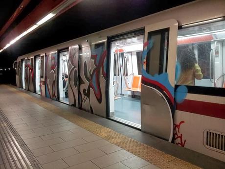 L'opera continua e specifica di devastazione della Metro A. Decine di milioni di euro di danni per far divertire quattro ragazzini