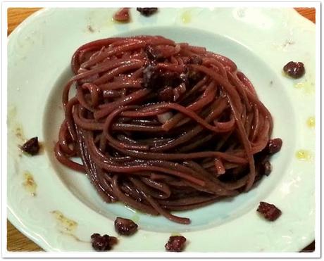 Spaghetti al vino con aglio e pancetta