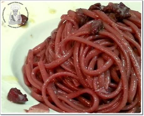 Spaghetti al vino con aglio e pancetta