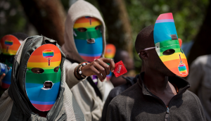 Una manifestazione contro la legge anti-gay in Uganda (columbian.com)