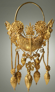 Storia del gioiello, dall'antichità status symbol del potere economico.