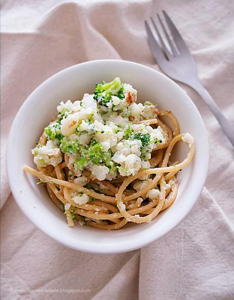 Pasta integrale al profumo d'arancia con cavolfiore, broccolo e mandorle...