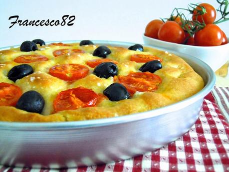 Focaccia coi fiocchi e pomodorini... di Monny