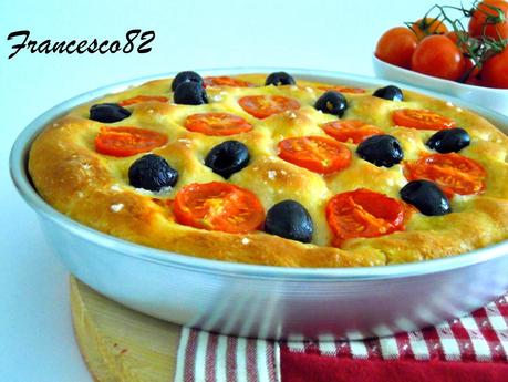 Focaccia coi fiocchi e pomodorini... di Monny