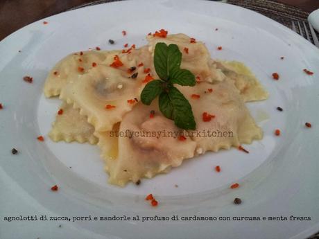 Agnolotti di zucca, porri mandorle e semi di cardamomo, con curcuma e menta fresca - ricetta vegan