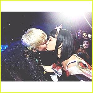 Katy Perry bacia sulle labbra Miley Cyrus come in una sua canzone
