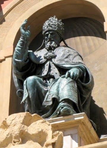 STATUA DI PAPA GREGORIO XIII ,PARTICOLARE DEL PALAZZO COMUNALE DI PIAZZA MAGGIORE