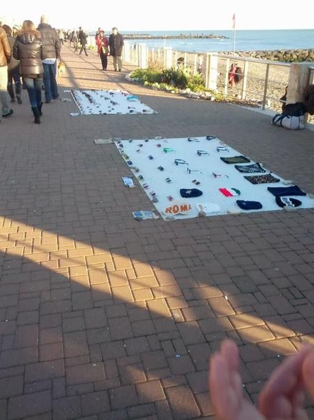 Pomeriggio di sole a Ostia. Un'orripilante delirio di commercio abusivo e ti si rimpone la domenica