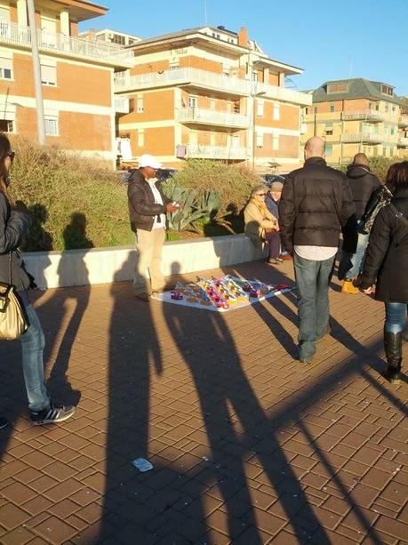 Pomeriggio di sole a Ostia. Un'orripilante delirio di commercio abusivo e ti si rimpone la domenica