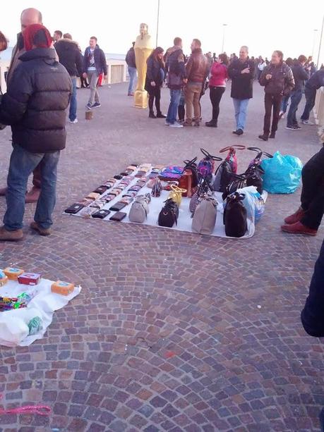 Pomeriggio di sole a Ostia. Un'orripilante delirio di commercio abusivo e ti si rimpone la domenica