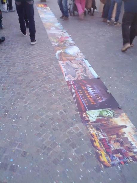 Pomeriggio di sole a Ostia. Un'orripilante delirio di commercio abusivo e ti si rimpone la domenica