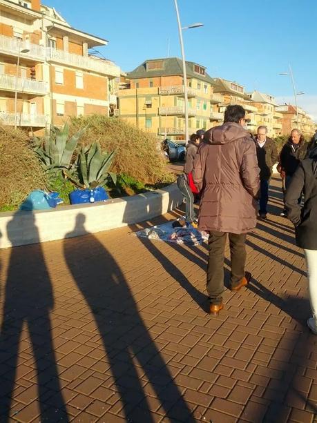 Pomeriggio di sole a Ostia. Un'orripilante delirio di commercio abusivo e ti si rimpone la domenica