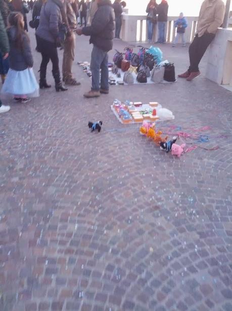 Pomeriggio di sole a Ostia. Un'orripilante delirio di commercio abusivo e ti si rimpone la domenica