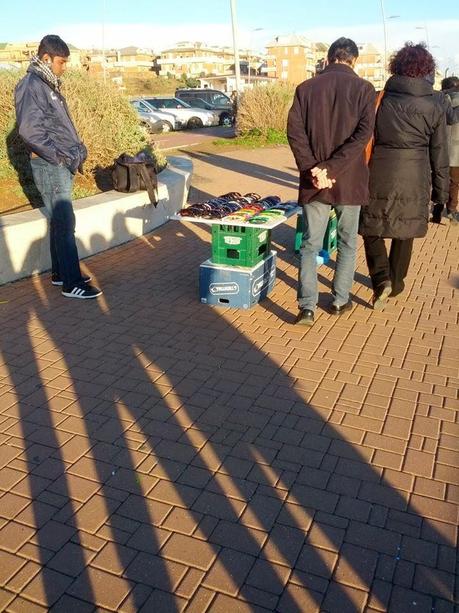 Pomeriggio di sole a Ostia. Un'orripilante delirio di commercio abusivo e ti si rimpone la domenica