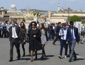 GOVERNO: MINISTRI AL QUIRINALE A PIEDI O IN UTILITARIA