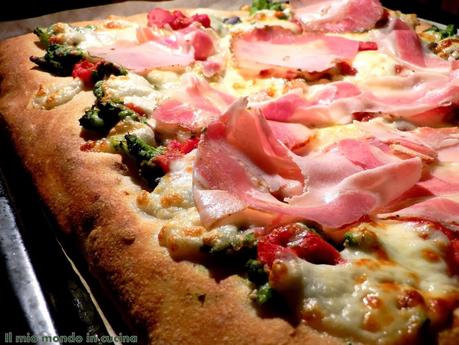 PIZZA con BROCCOLETTI, FUNGHI e PORCHETTA