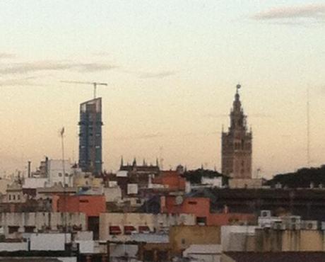 La Giralda e la Torre Pelli, insieme nel cielo di Siviglia