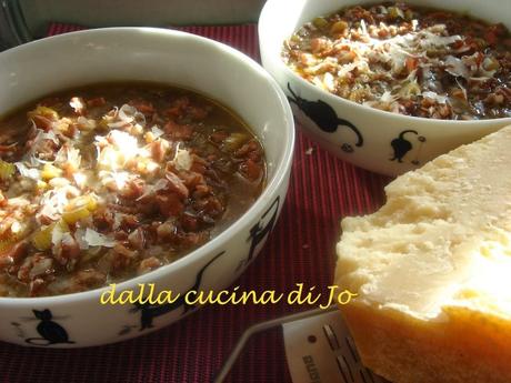 Minestra di riso rosso, sedano verde e carne