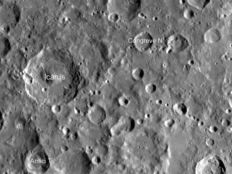 Immagine scattata dal Wide Angle Camera montata su LRO. Si vedono Icarus e i crateri vicini. La larghezza dell'immagine è di circa 365 km. Crediti: NASA/GSFC/Arizona State University.