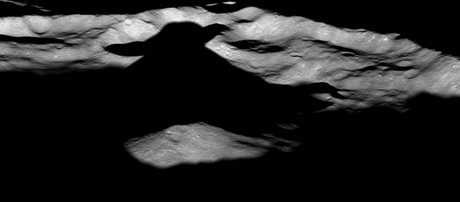 Il cratere Icaro sulla Luna fotografato dal Lunar Reconnaissance Orbiter. L'ombra creata dal picco centrale ricorda un personaggio della saga di Star Wars, il Maestro Jedi. Icarus è largo circa 94 km. Crediti: NASA / GSFC / Arizona State University.