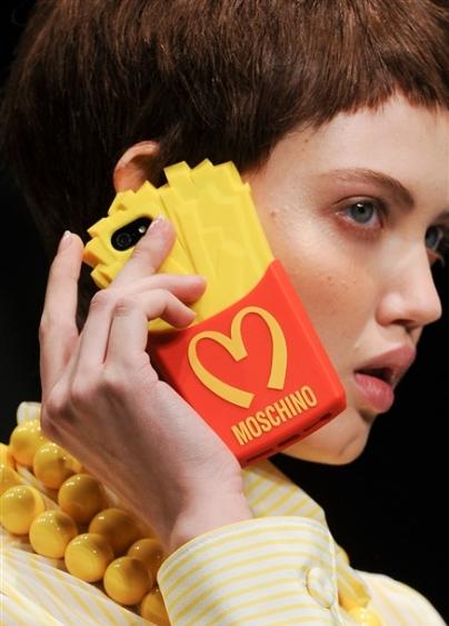 M.... DI MOSCHINO O MC DONALD? LA SFILATA DEBUTTO DI JEREMY SCOTT