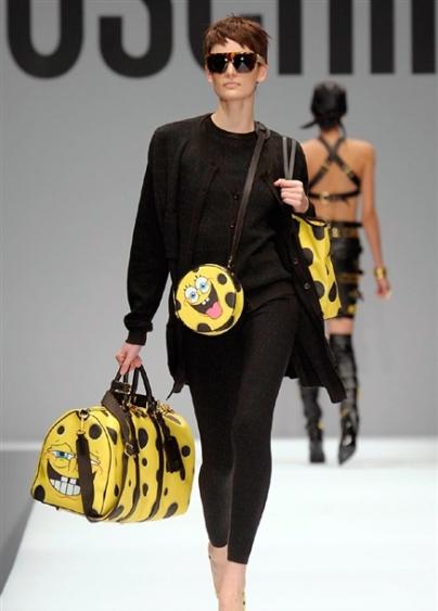 M.... DI MOSCHINO O MC DONALD? LA SFILATA DEBUTTO DI JEREMY SCOTT