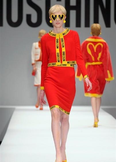 M.... DI MOSCHINO O MC DONALD? LA SFILATA DEBUTTO DI JEREMY SCOTT