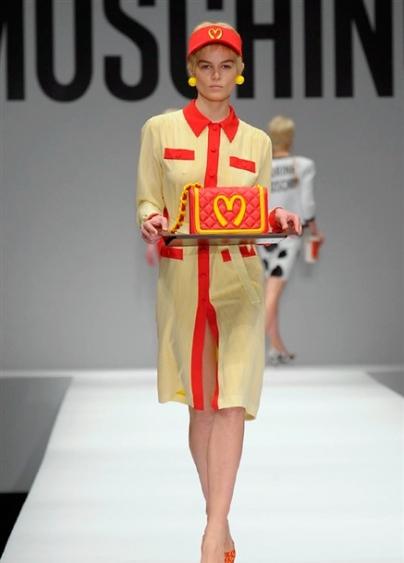 M.... DI MOSCHINO O MC DONALD? LA SFILATA DEBUTTO DI JEREMY SCOTT