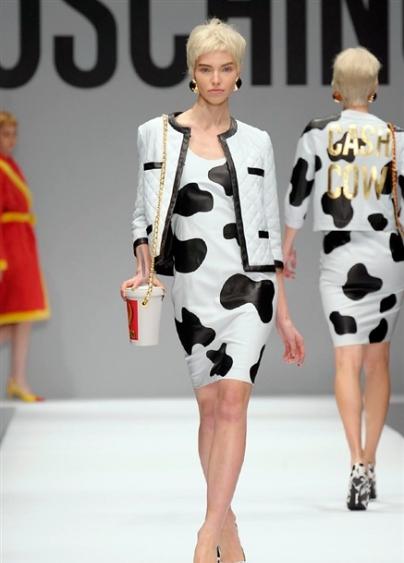 M.... DI MOSCHINO O MC DONALD? LA SFILATA DEBUTTO DI JEREMY SCOTT