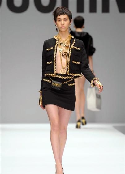 M.... DI MOSCHINO O MC DONALD? LA SFILATA DEBUTTO DI JEREMY SCOTT