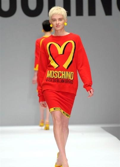 M.... DI MOSCHINO O MC DONALD? LA SFILATA DEBUTTO DI JEREMY SCOTT