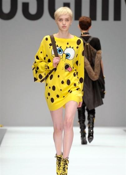 M.... DI MOSCHINO O MC DONALD? LA SFILATA DEBUTTO DI JEREMY SCOTT