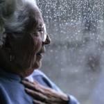 Anziani e over 50, la solitudine è peggio dell’obesità