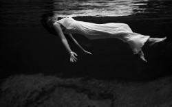 Wallpaper-girl-underwater-woman-dress-swim
