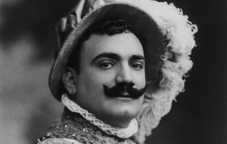 Enrico Caruso in abiti di scena