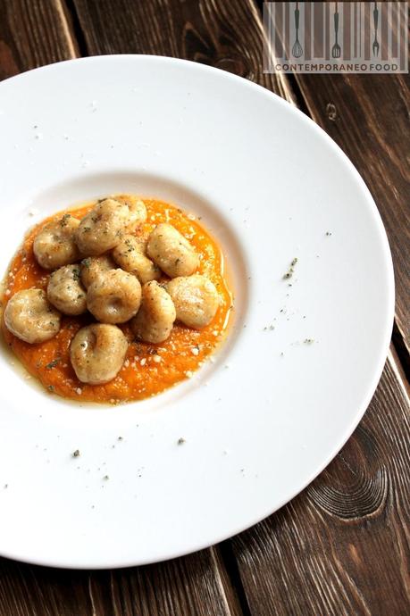 gnocchi ricotta zucca ricetta primo contemporaneo food Gnocchetti di ricotta al profumo di salvia su vellutata di zucca