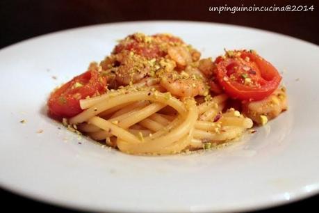 Bucatini con gamberi, pomodorini e polvere di pistacchi