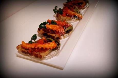 CROSTONE DI PANE CON POLPO AFFOGATO SU SCAROLA RIPASSATA CON OLIVE E CAPPERI