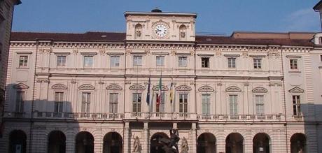 Torino: dipendenti delle pulizie s’incatenano davanti al Comune