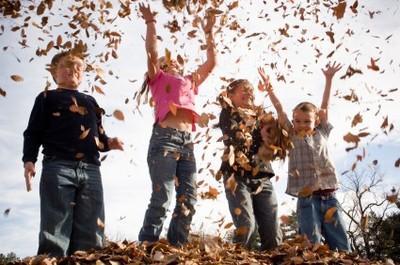 kids_playing_with_leaves_istock_000