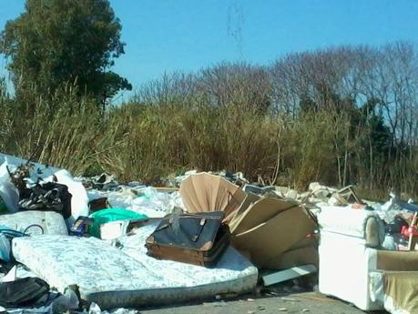 Una discarica addosso alla facoltà universitaria. Lo scandalo della Vasca Navale